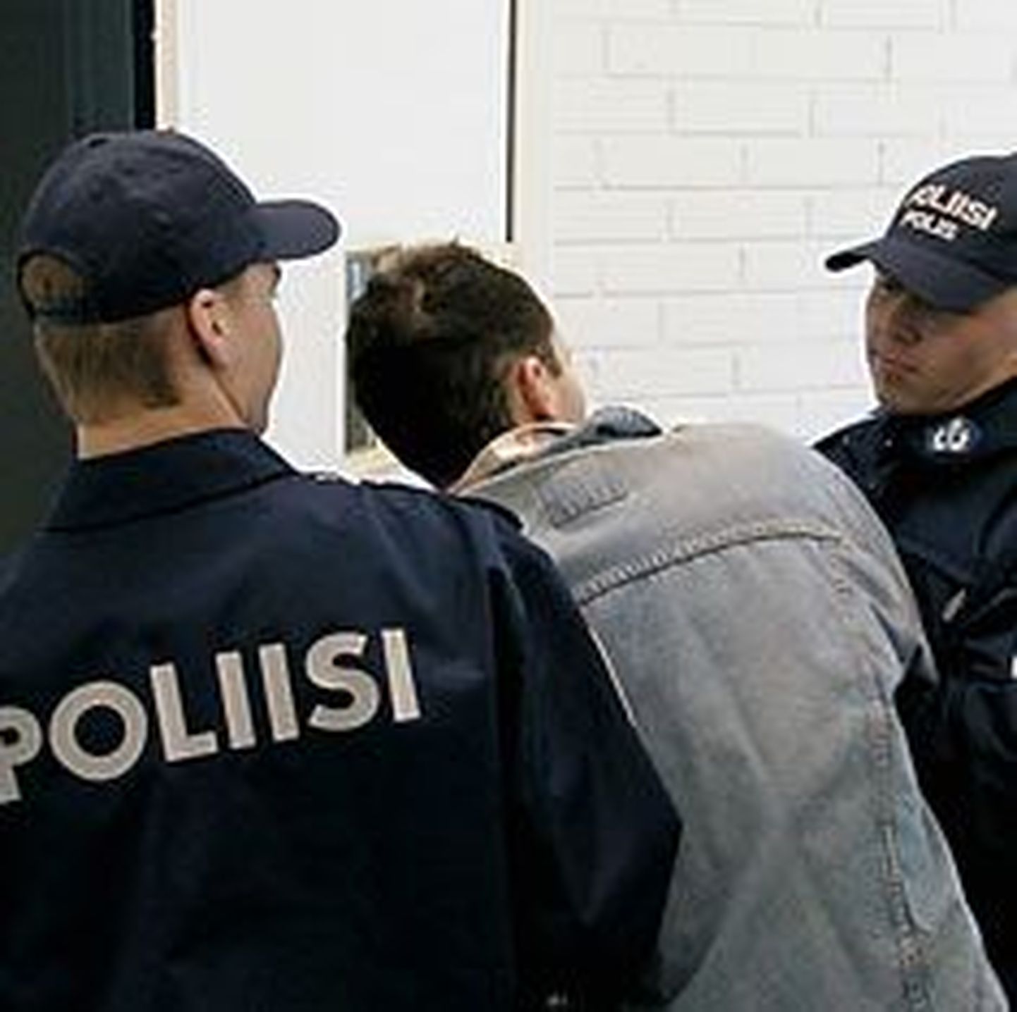 Soome politseinikud koos korrarikkujaga