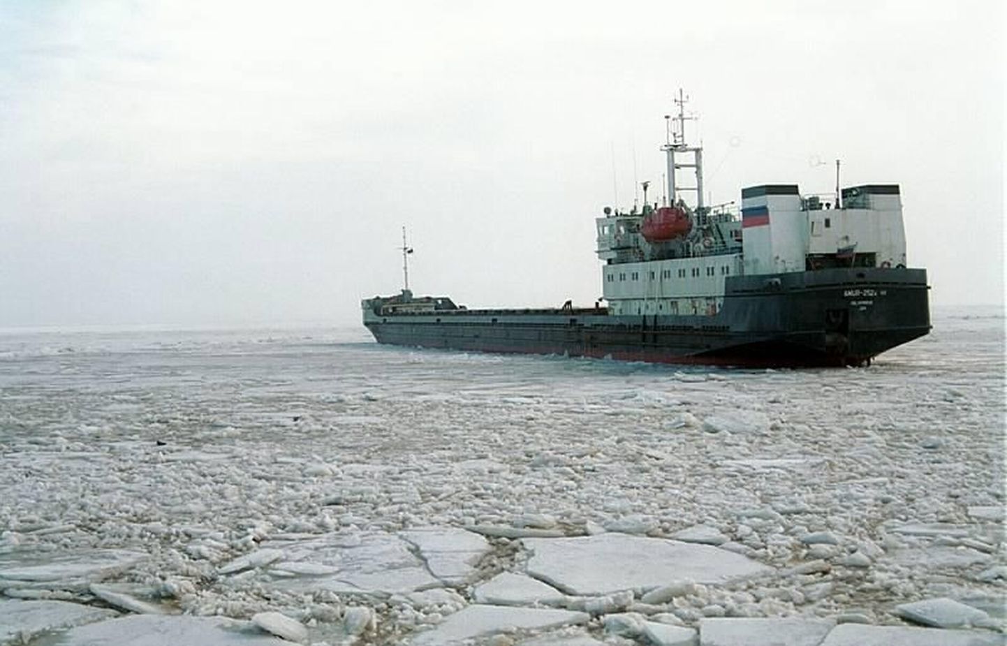 Kaubalaev ootamas jäämurdjat.
