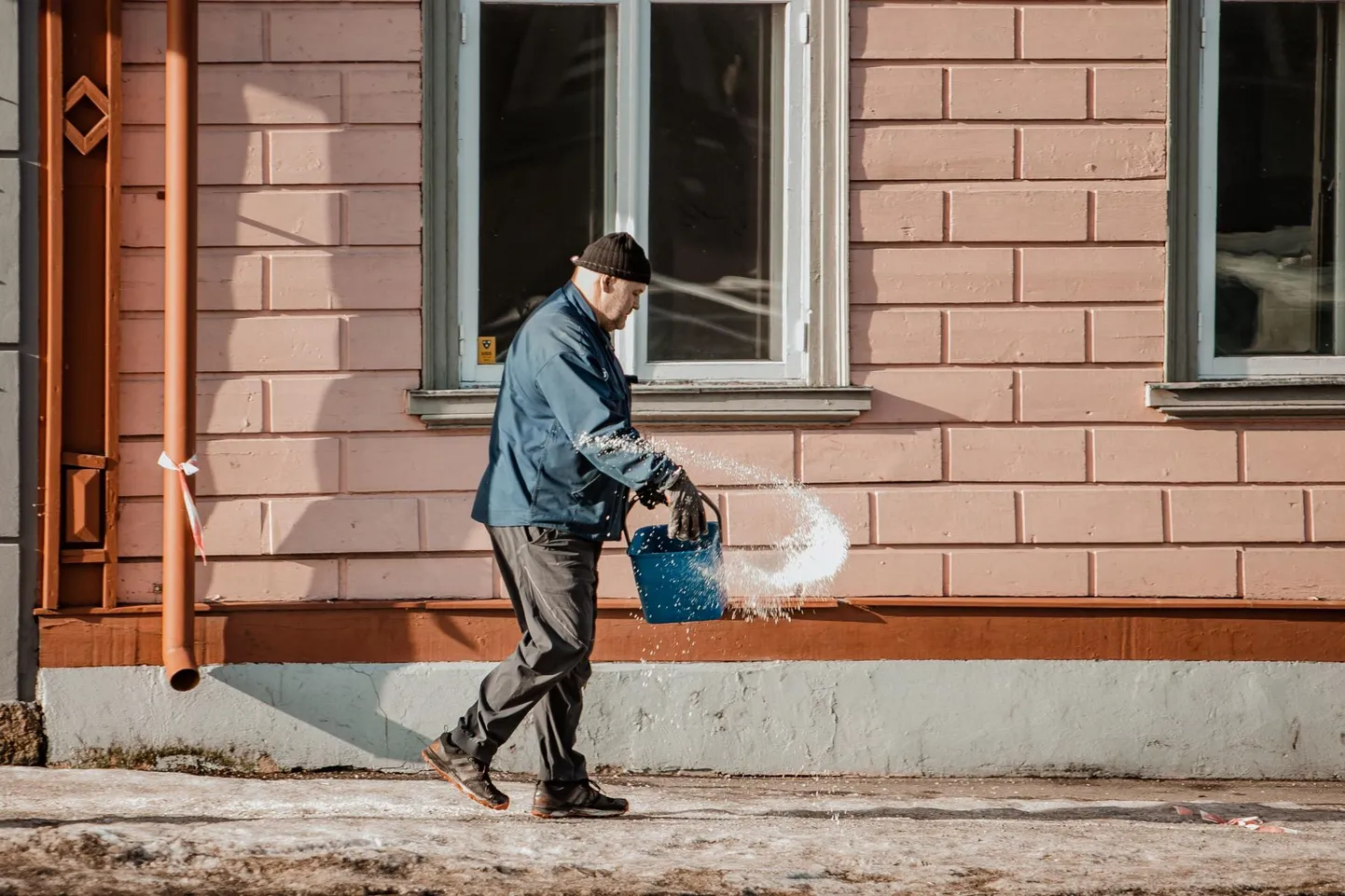 Kinnistuomanikel on kohustus hooldada krundiga vahetult piirnevaid kõnniteid.