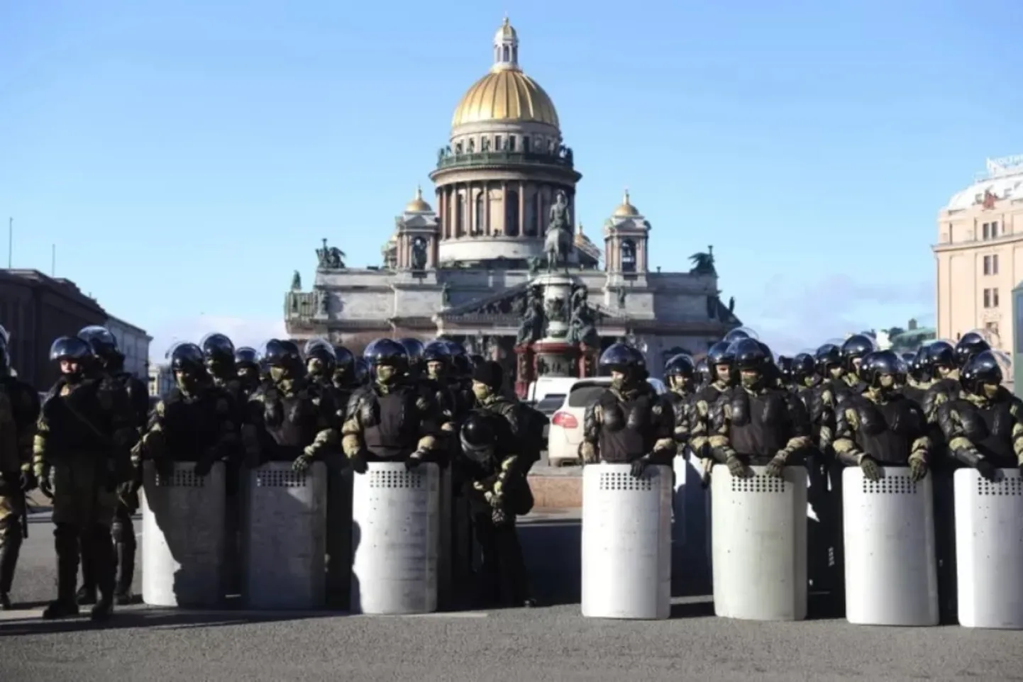 Подразделение Росгвардии во время акции протеста в Петербурге 6 марта 2022 года