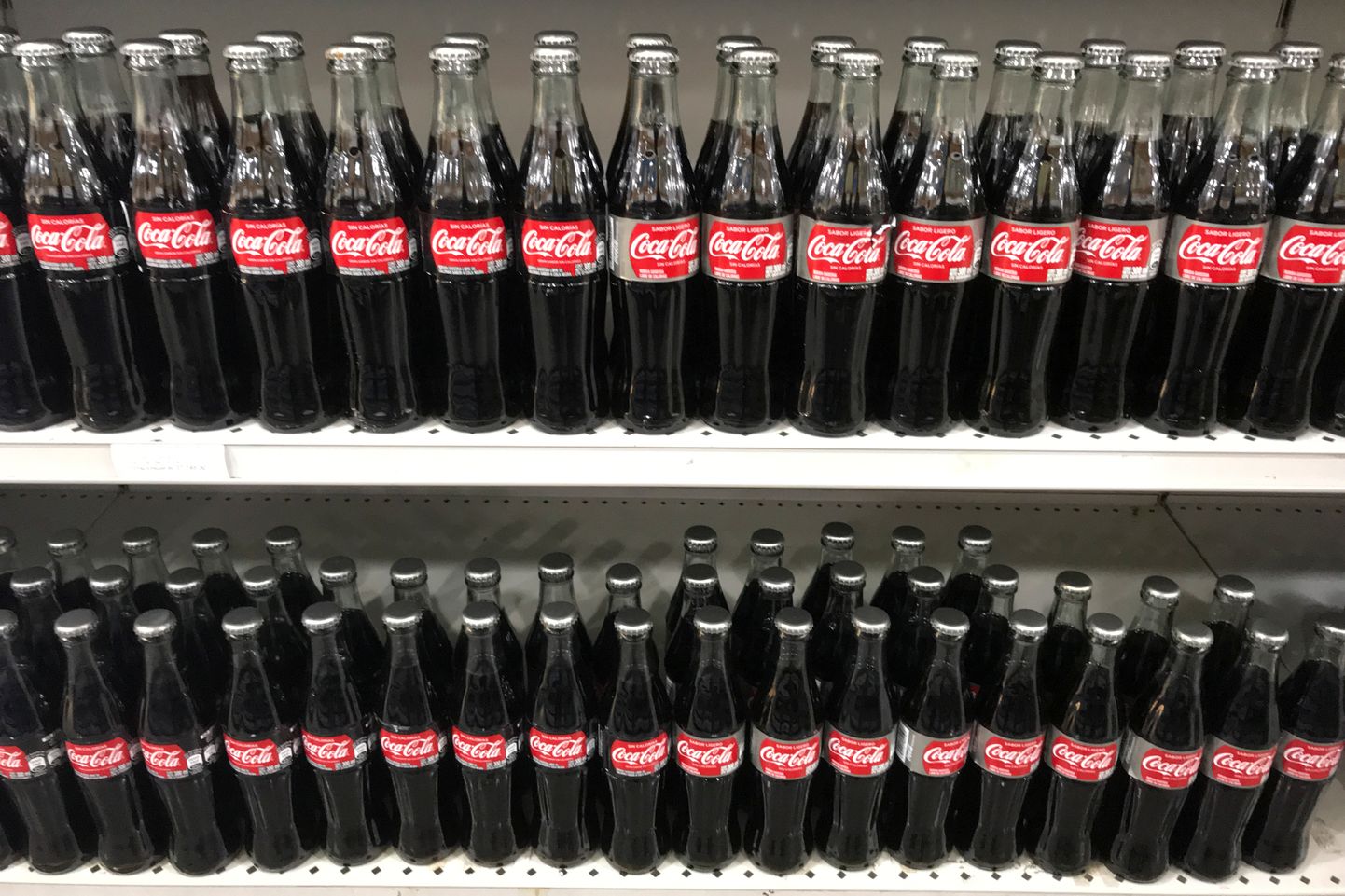 Coca-Cola pudelid supermarketis.