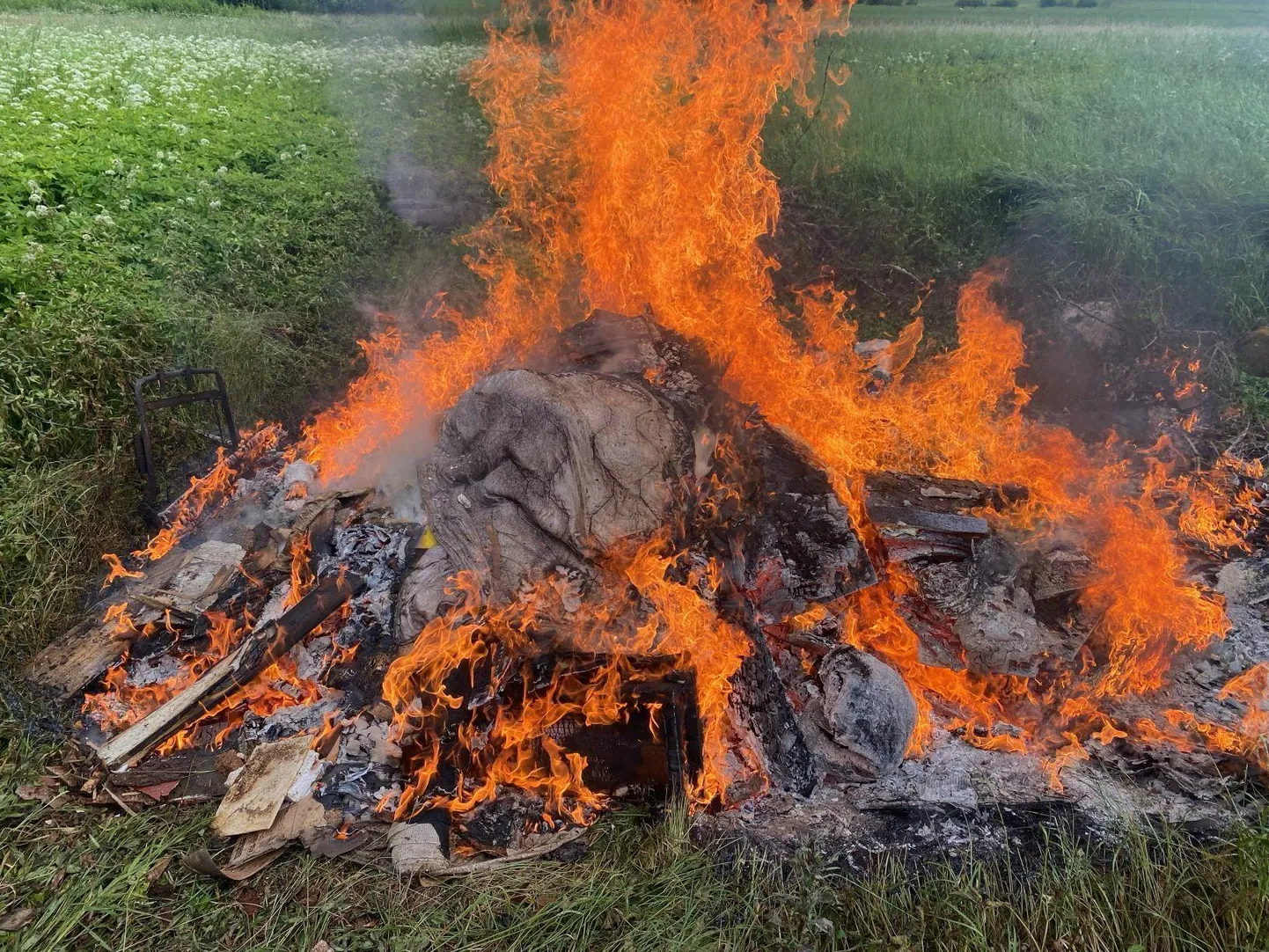 Loopre küla metsatukast leidsid päästjad suure järelevalveta jäetud lõkke, kus põles olmeprügi.