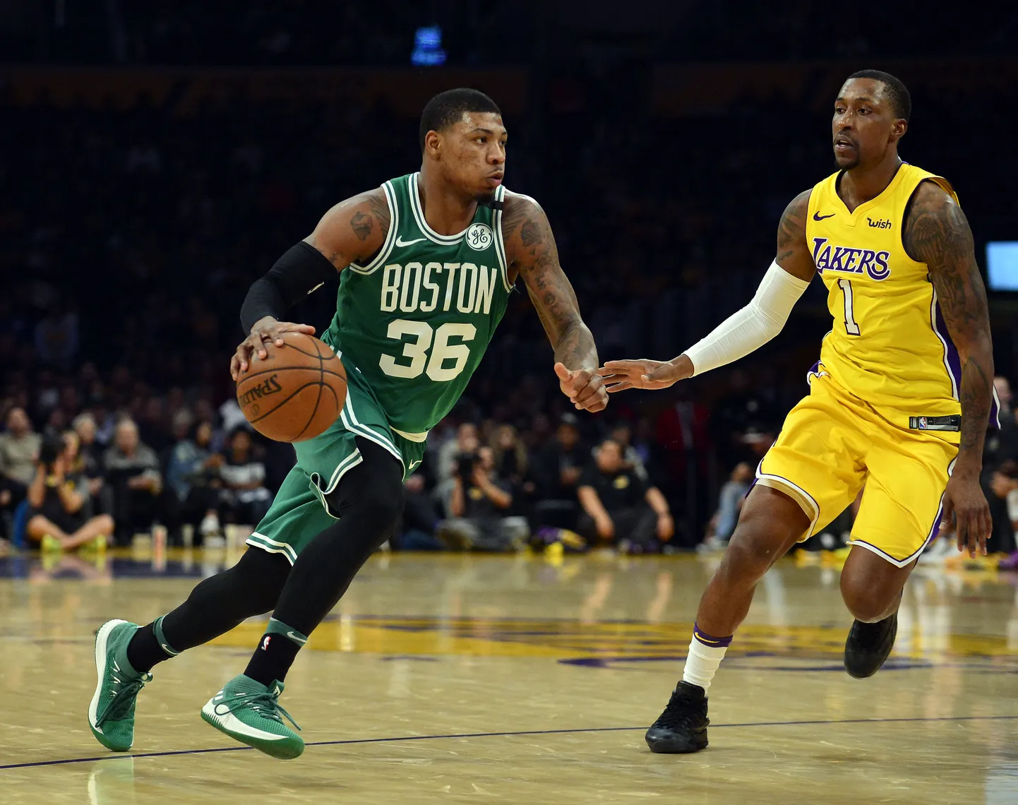 Marcus Smart vasakul palliga.