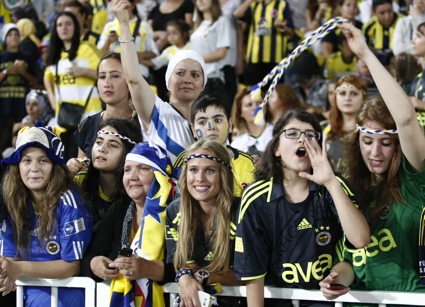 Eelmisel aastal otsustas Türgi jalgpalliliit vägivalla vastu võidelda niimoodi, et jalgpallistaadionitele lubati mänge vaatama vaid naised ja alla 12-aastased lapsed, selline omapärane karistus oli klubidele 12 mänguks. Fenerbahce ja Manisapori mängu jälgis üle 41 000 naise ja lapse.