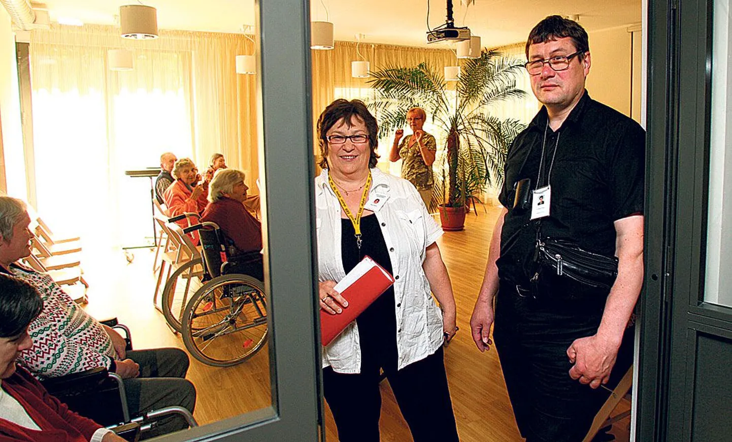Eakate inimeste tegelustund aitab nii võimelda, elust rõõmu tunda kui ka kaaslastega suhelda. Esiplaanil sotsiaaltöötaja Maia Kajak ja kaplan Urmas Oras.
