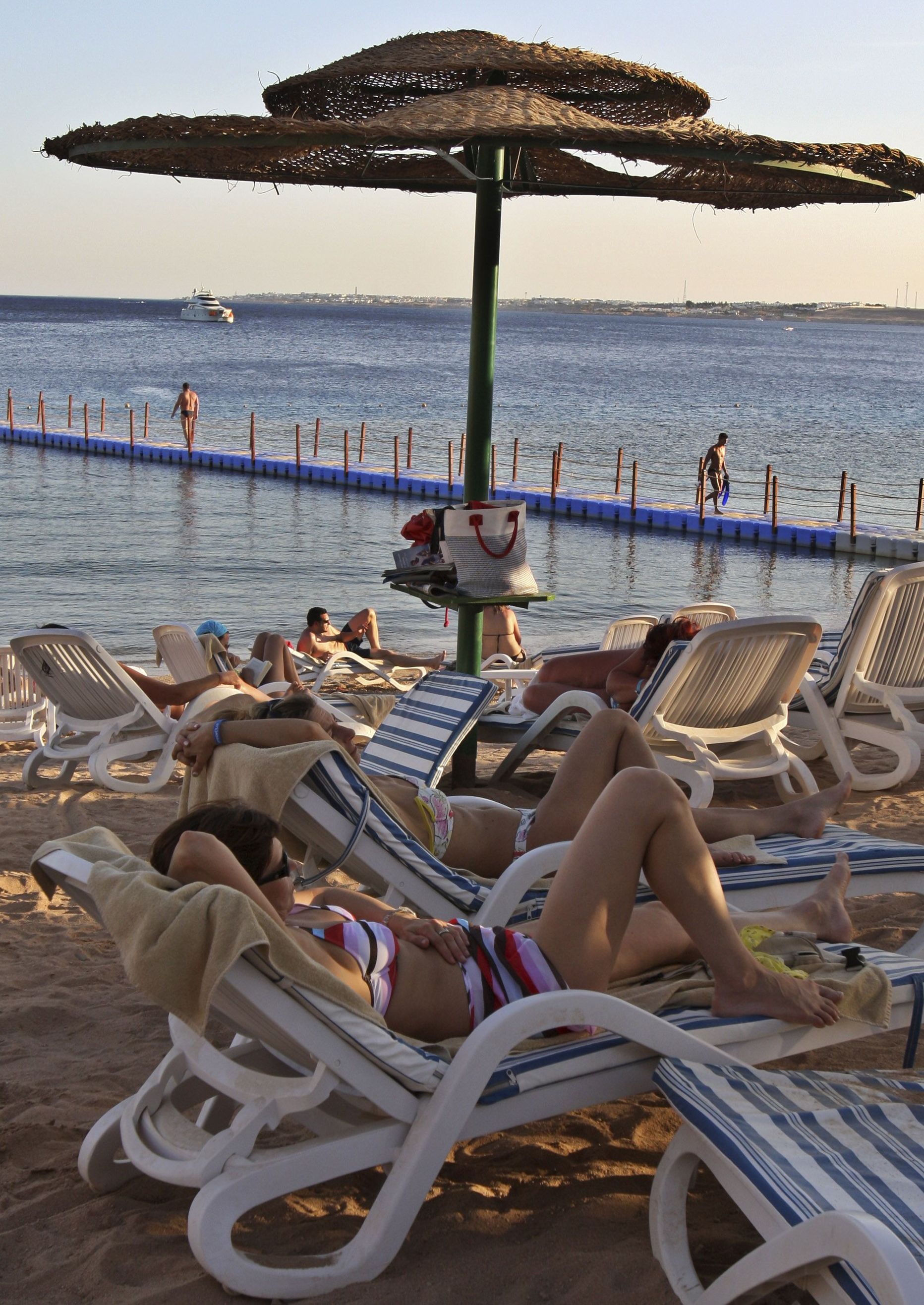 Туристы на пляже в Шарм-эль-Шейхе.
