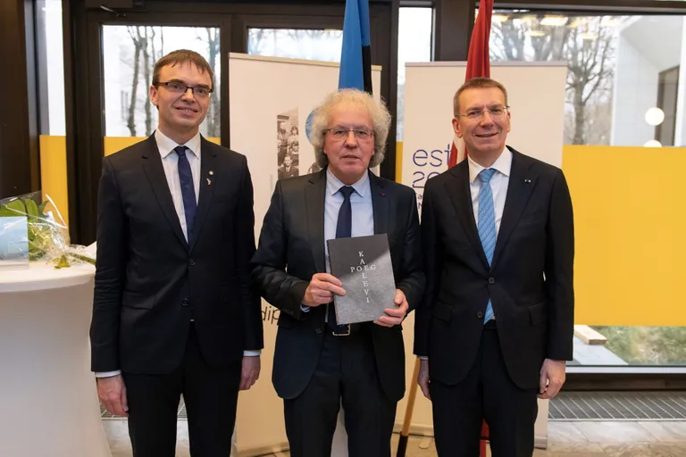 Eesti välisminister Sven Mikser, tõlkija ja luuletaja Guntars Godiņš, Läti välisminister Edgars Rinkēvičs.