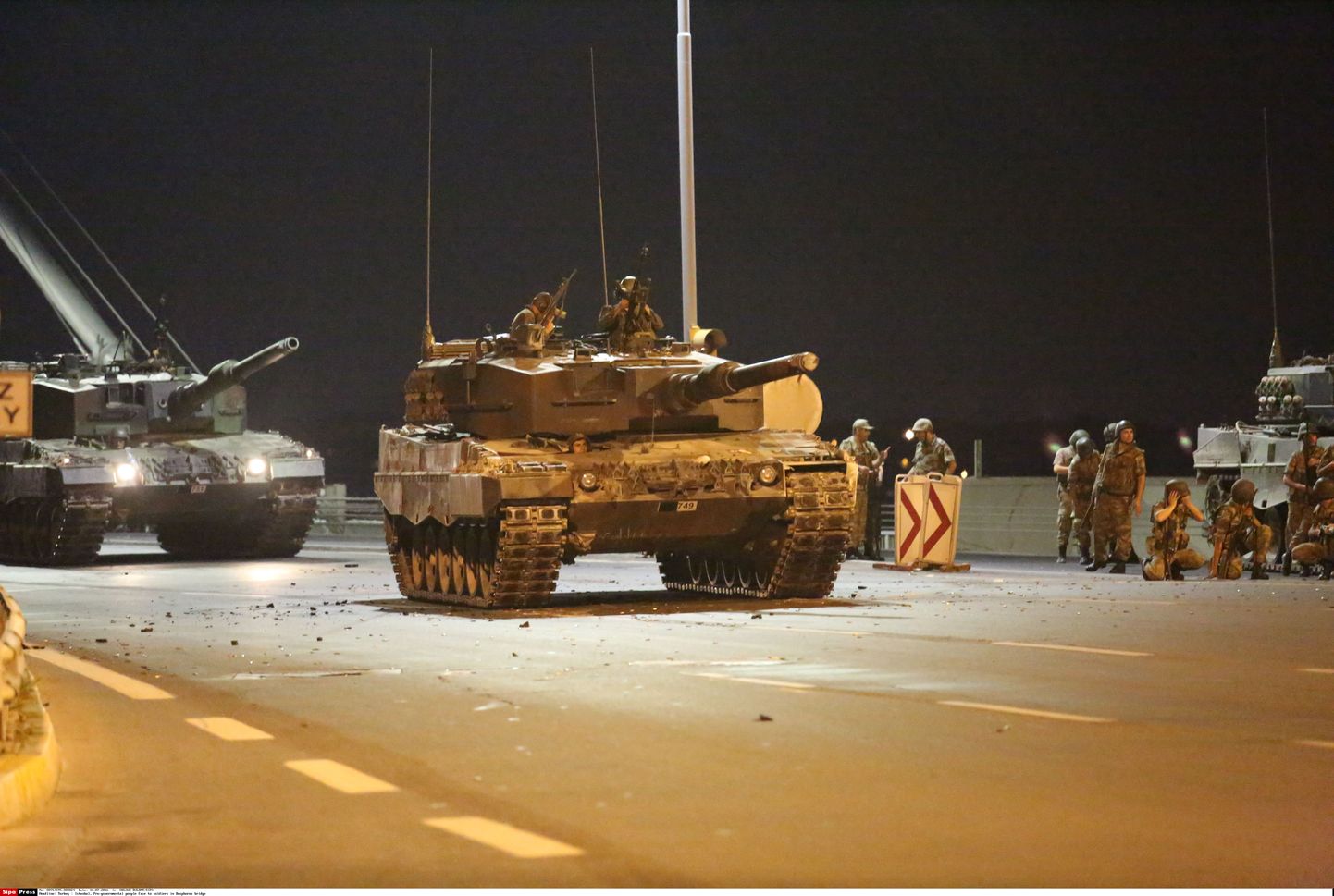 Türgi sõjavägi Bosporuse sillal riigipöördekatse ajal 16. juuli 2016.
