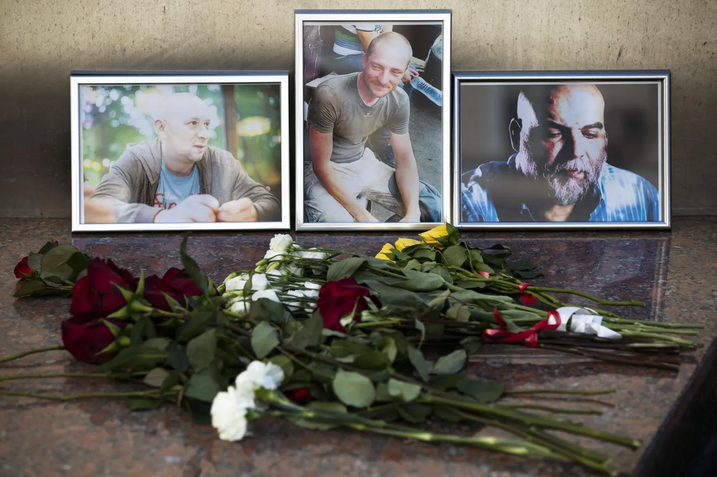Wagner Grupi tegevust uurinud Aleksandr Rastorgujevi, Kirill Radtšenko ja Orhan Džemali portreed Moskva ajakirjanike liidu hoone juures.