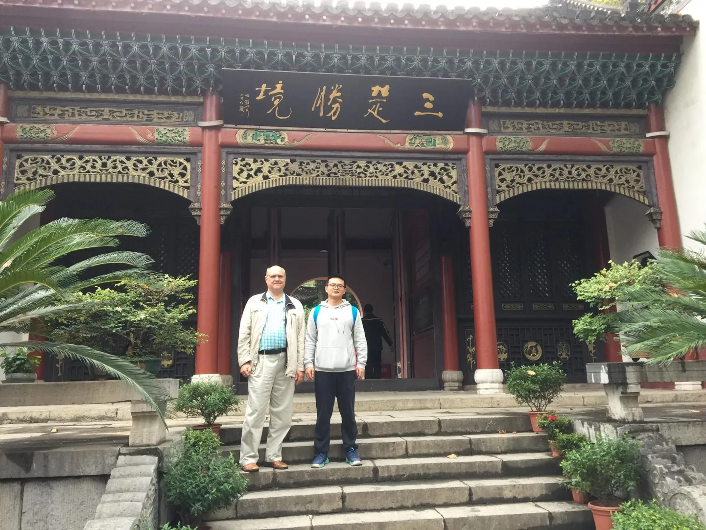 Andres Merits (vasakul) möödunud aastal Hiinas Wuhanis kohaliku viroloogiainstituudi doktorandiga.