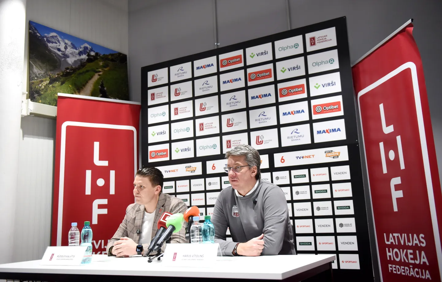 Latvijas valstsvienības ģenerālmenedžeris Rūdolfs Kalvītis (no kreisās) un Latvijas hokeja izlases galvenais treneris Harijs Vītoliņš piedalās preses konferencē, kurā informē par uzsākšanu gatavoties 2025. gada Pasaules čempionātam Stokholmā un Herningē.