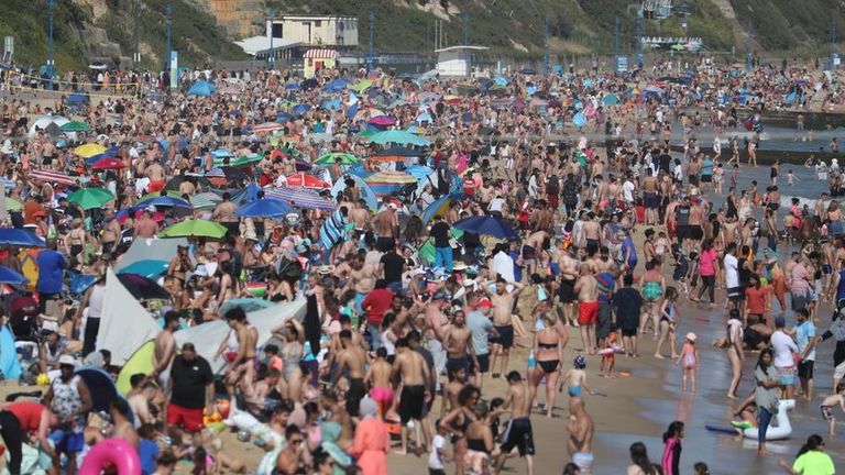 Тысячи британцев лишились купленных заранее билетов. Их ждут английские пляжи - как вот этот в Дорсете в ковидном июне 2020 года, когда улететь с острова было почти невозможно