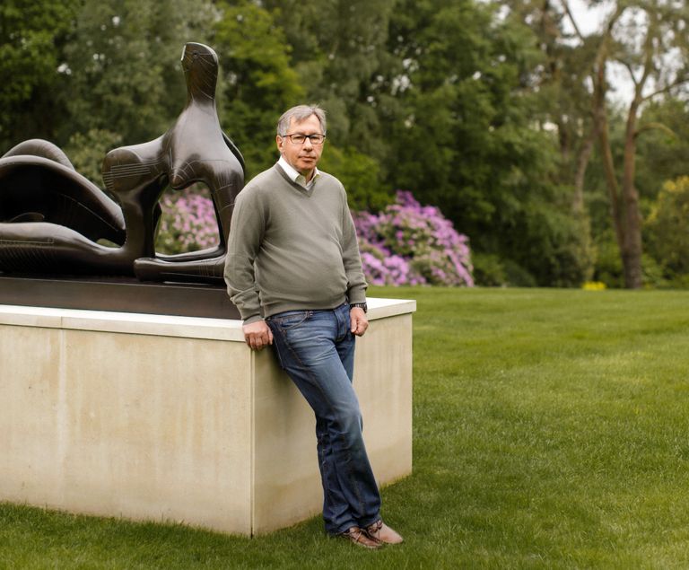Петр Авен на фоне принадлежащей ему скульптуры Генри Мура