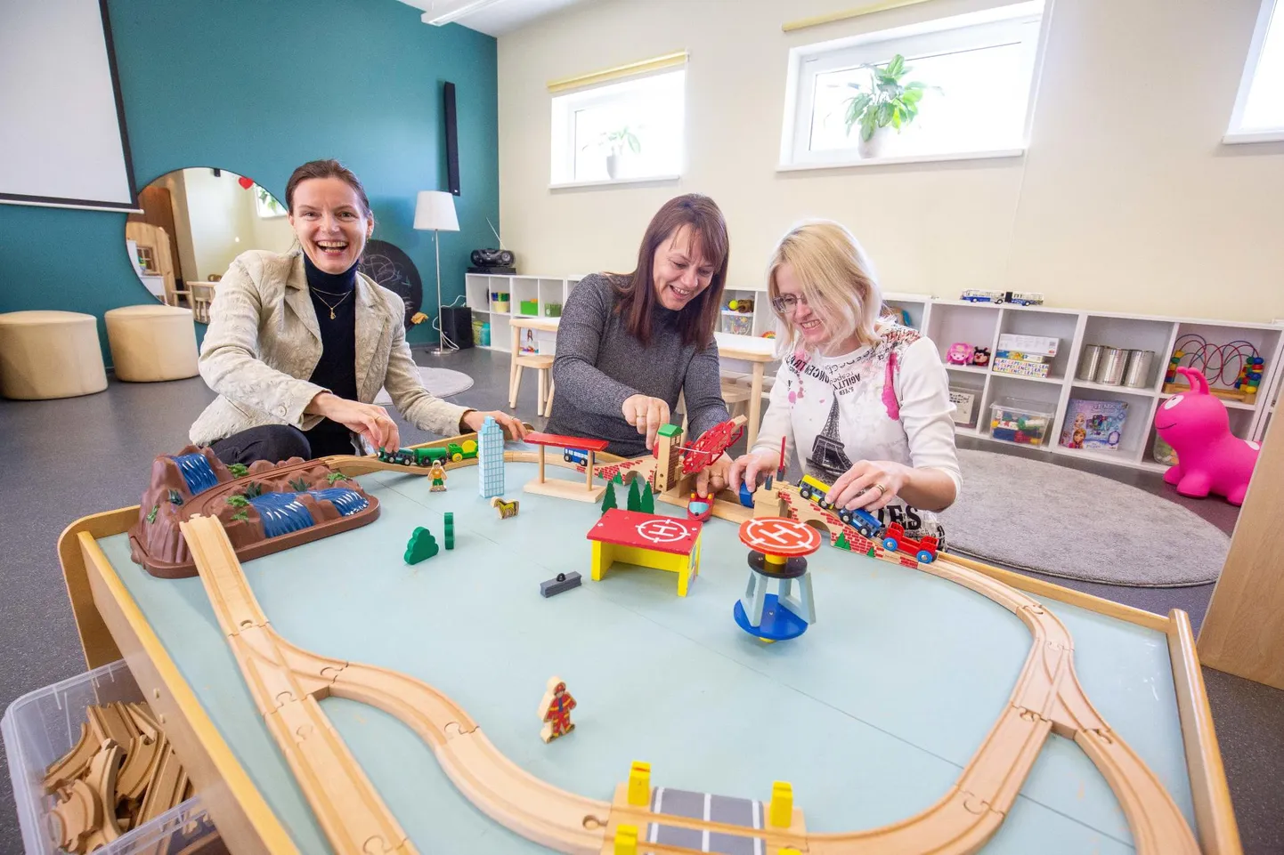 Türi Perepesa koordinaator Marika Toots (vasakul), mängutoa juhendaja Evelin Metsis (keskel) ja psühholoog-nõustaja Tiia Tõlgu julgustavad lastevanemaid Perepessa tulema.
