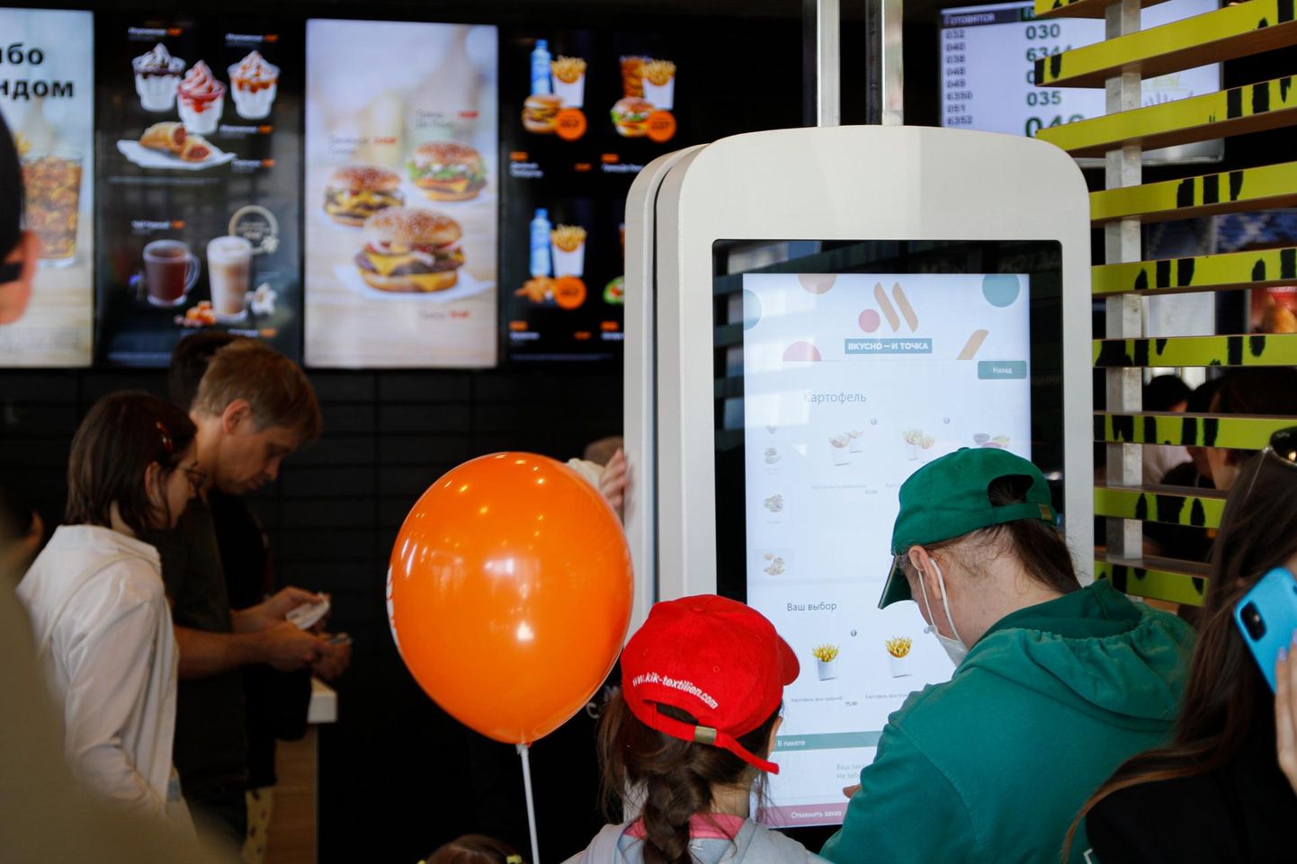 Venemaal avatud kodumaine kiirtoidukett Vkusno i Totška püüab esitleda end McDonald’si asemikuna – nad kaaperdasid ka burgerirestoranide ruumid –, kuid ei suuda kartulinappuses pakkuda isegi friikartuleid. Pildil restorani avamine Peterburis.