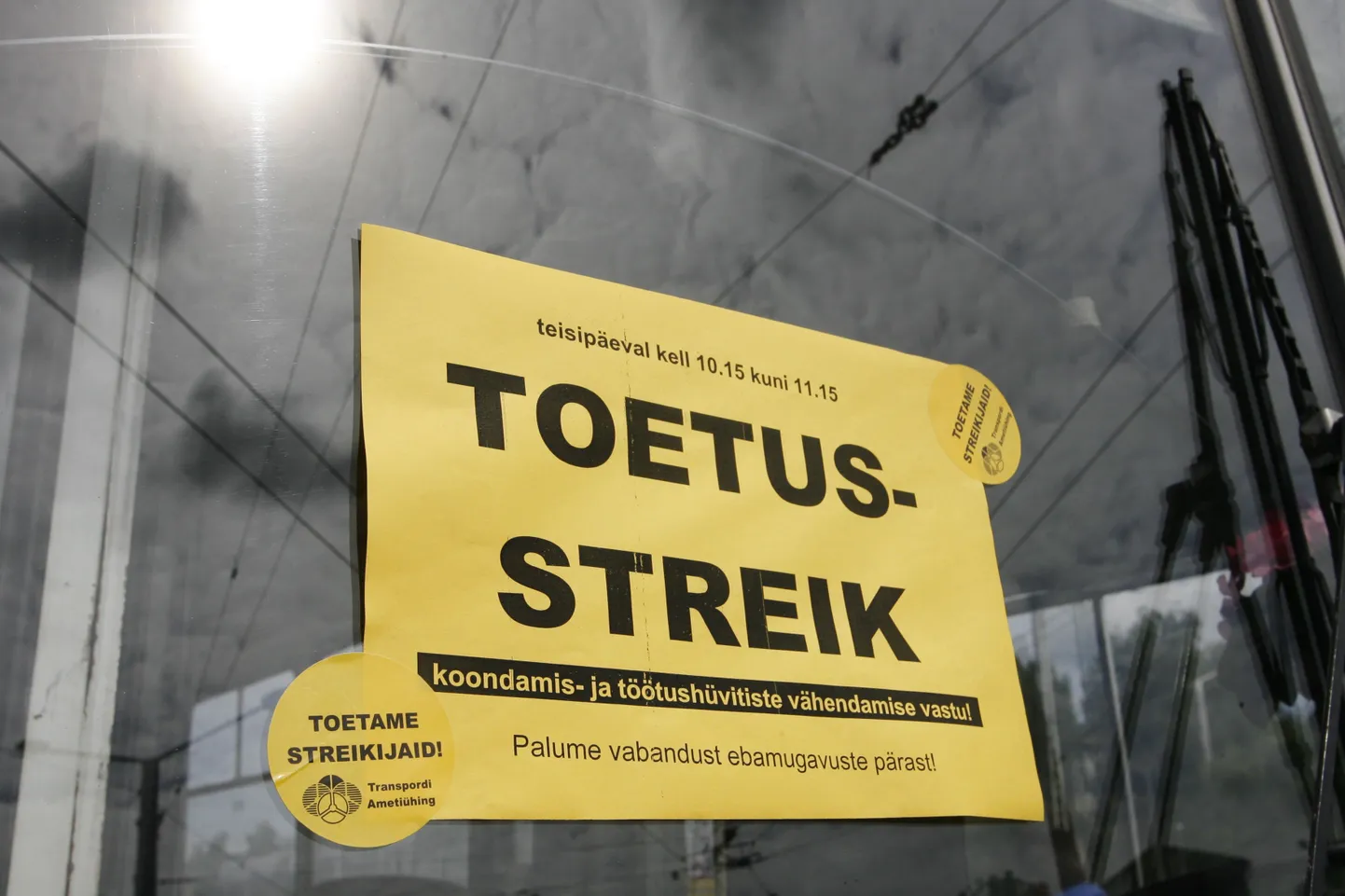 Streigiplakat trolli esiaknal.