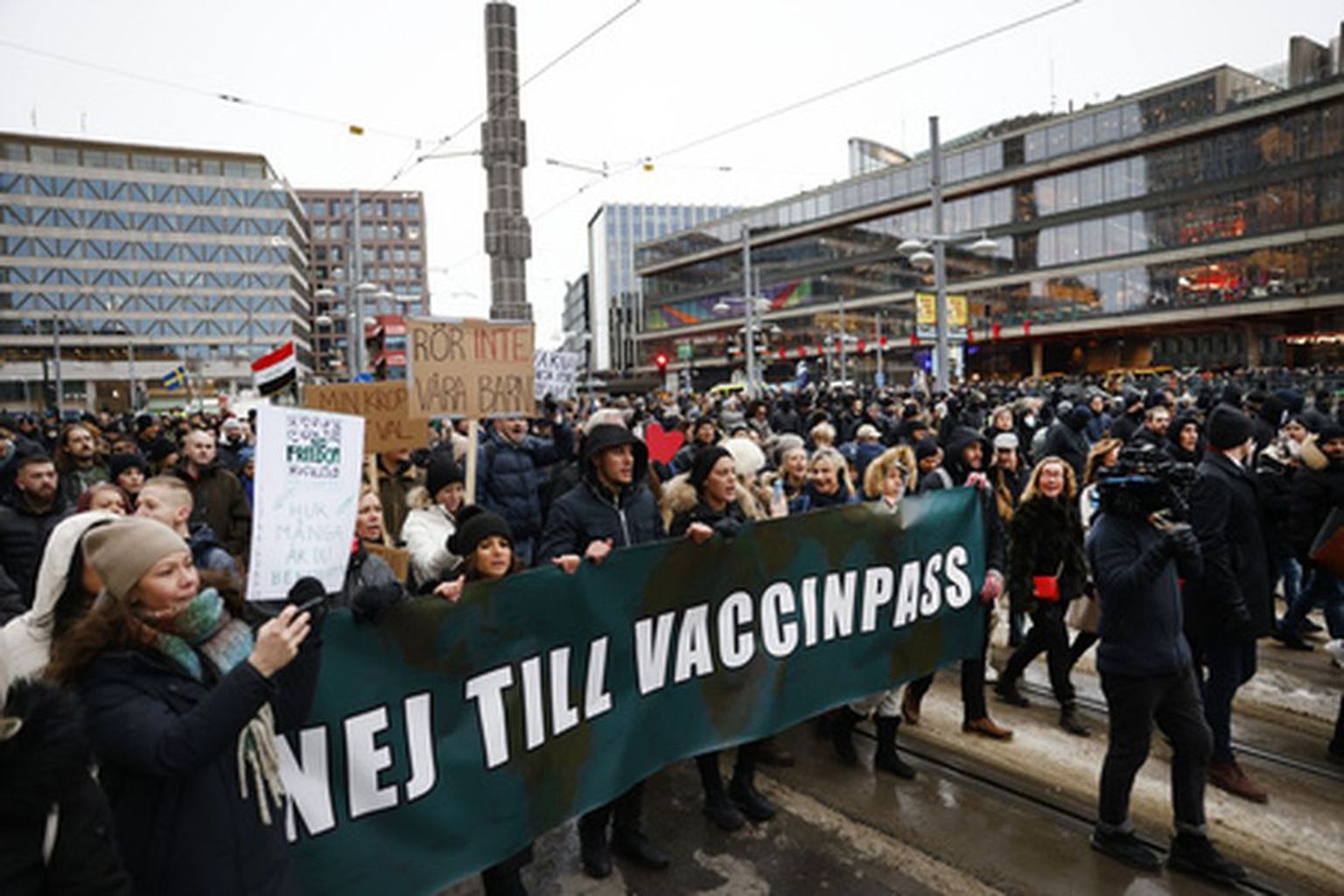 Meeleavaldajad Stockholmis, käes silt "Ei vaktsiinipassile"