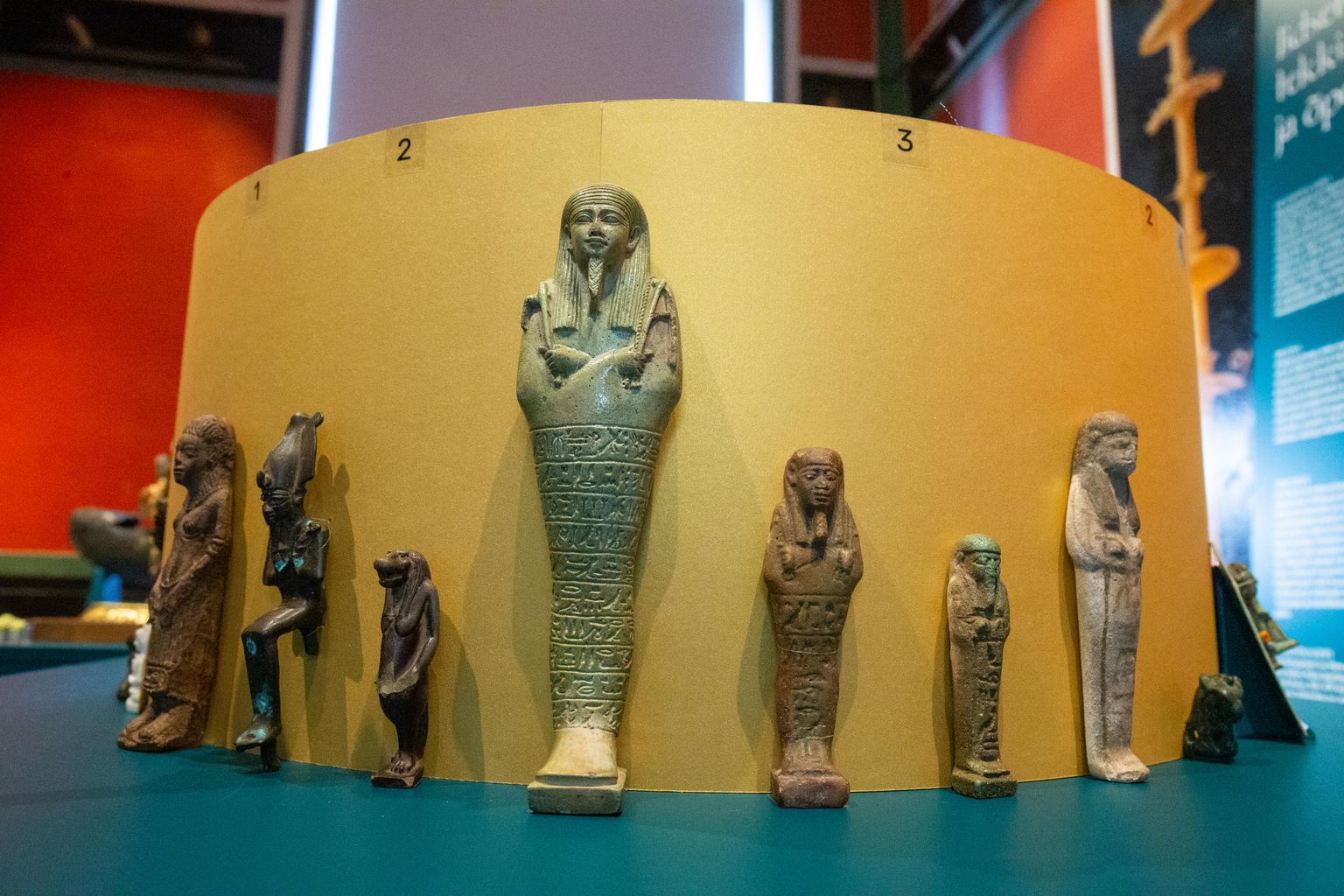Ülespanek seob iidses Mesopotaamias, Egiptuses, antiikses Kreekas, Roomas, Indias, Hiinas ja Jaapanis kasutusel olnud esemed üheks näituseks.