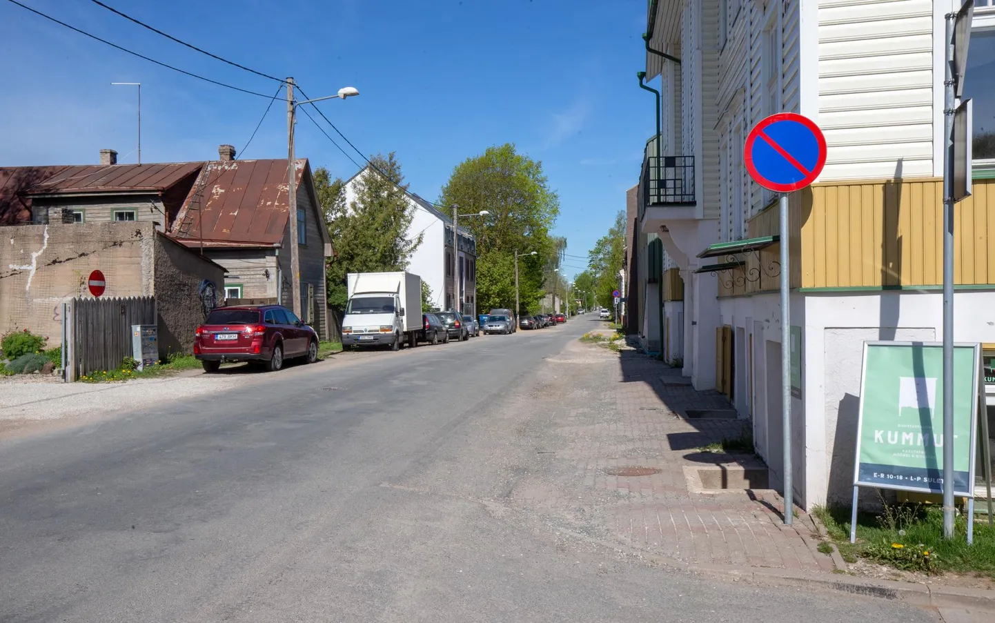 Linn on paigaldanud Oa tänaval ühele teepoolele parkimist keelavad märgid ja korrastab jalakäijate ala.