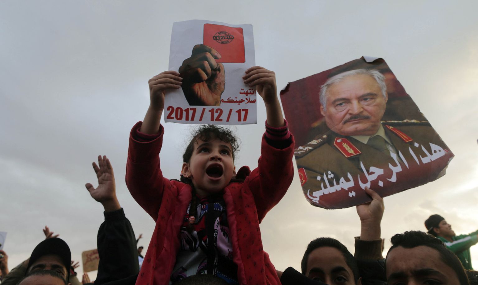 Liibüa idaosa kontrolliva mõjuvõimsa armeejuhi Khalifa Haftari noor poolehoidja 17. detsembril Benghazis meeleavaldusel, millel kutsuti kindralit pärast ühtsusvalitsuse mandaadi lõppemist riigis võimule pürgima.
