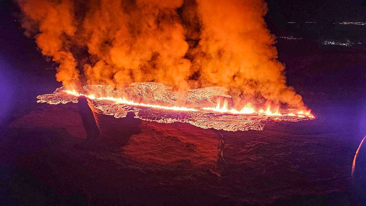 Фотография извержения вулкана в районе города Гриндавик, сделанная с вертолета гражданской обороны Исландии 14 января 2024 года.