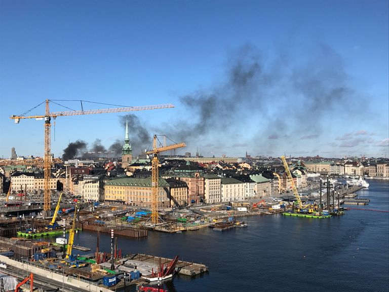 Из-за взрыва над Стокгольмом поднялся черный дым. EPA/Susanne Kivinen BEST QUALITY AVAILABLE SWEDEN OUT