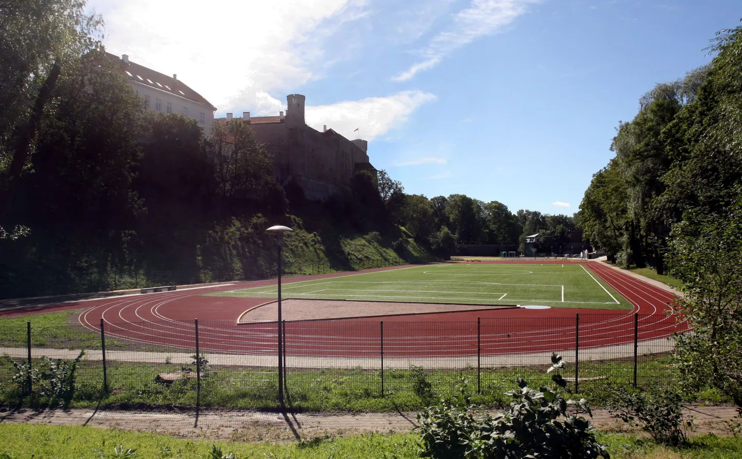 Snelli staadionil toimusid varem kaheksa Tallinna kesklinna kooli kehalise kasvatuse tunnid.