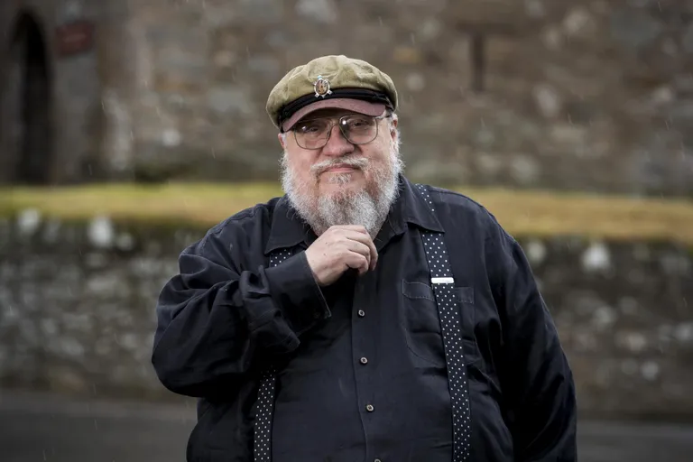 George R. R. Martin seismas Põhja-Iirimaal asuvas Castle Wardis, kus filmiti «Troonide mängu» stseene.