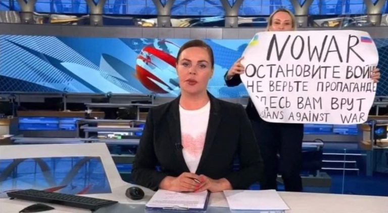 Venemaa riikliku telekanali ajakirjanik Marina Ovsjannikova oli 14. märtsil 2022 sõjavastase plakatiga uudistesaate «Vremja» otse-eetris. Ta võib Venemaal selle eest vangi minna. Saksa väljaanne Die Welt palkas Ovsjannikova