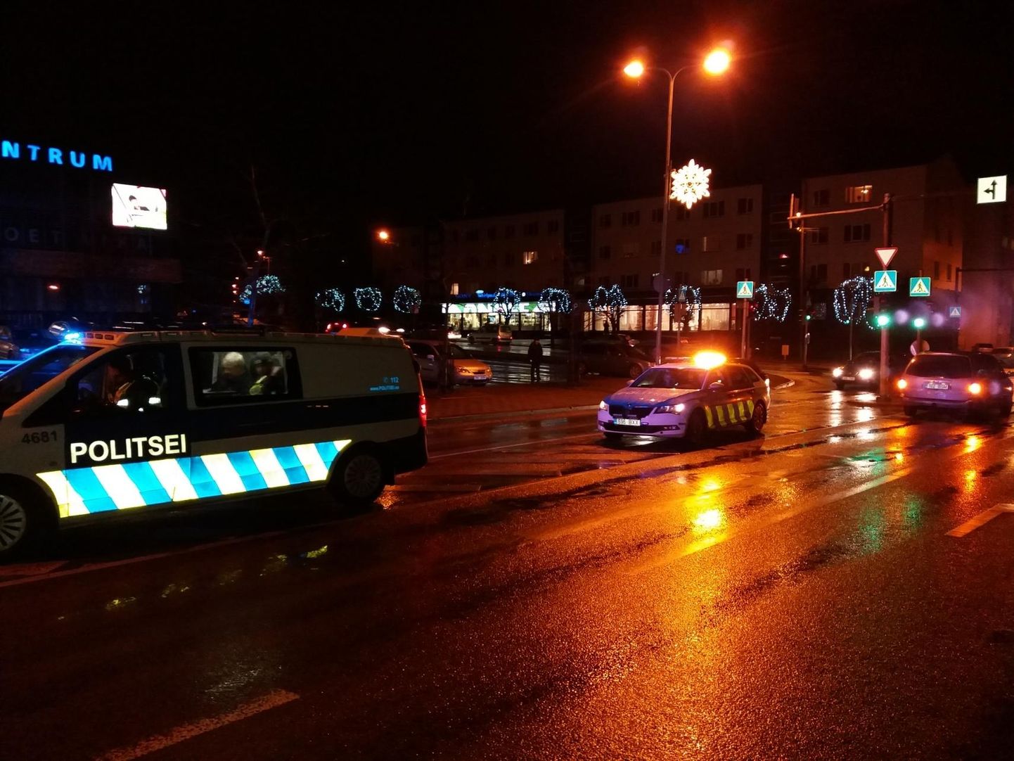 Avariipaika Rakvere kesklinnas kihutas kaks politseiautot.