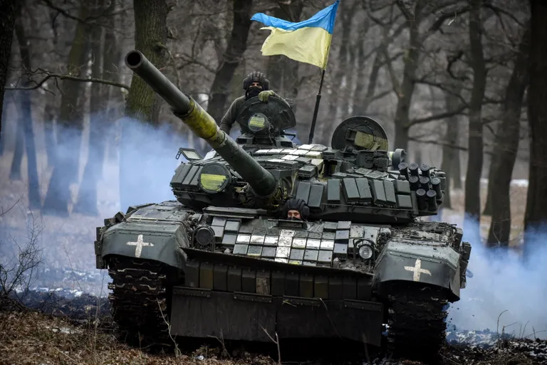 Украинский танк Т-72 маневрирует среди деревьев в Донецкой области, восток Украины, 18 января 2023 года. Министр обороны Великобритании Бен Уоллес подтвердил, что Великобритания направит Украине 14 собственных танков Challenger 2.