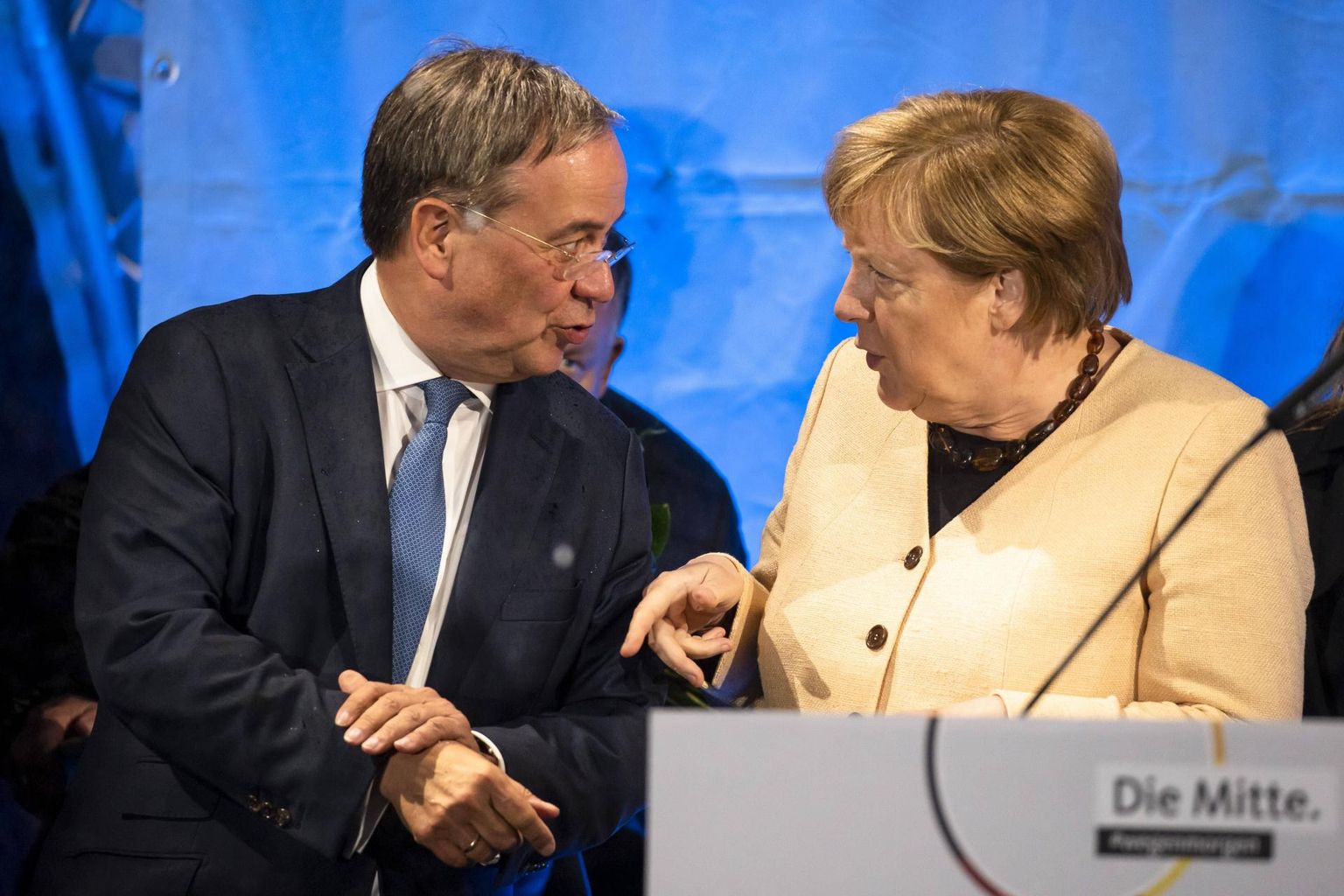 Kampaania lõpuspurdis otsustas seni valimisvõitlusest kõrvale hoidnud kantsler Angela Merkel ulatada abikäe CDU/CSU esinumbrile Armin Laschetile. Pildil kohtumine valijatega teisipäeval Põhja-Saksamaal Stralsundis. 