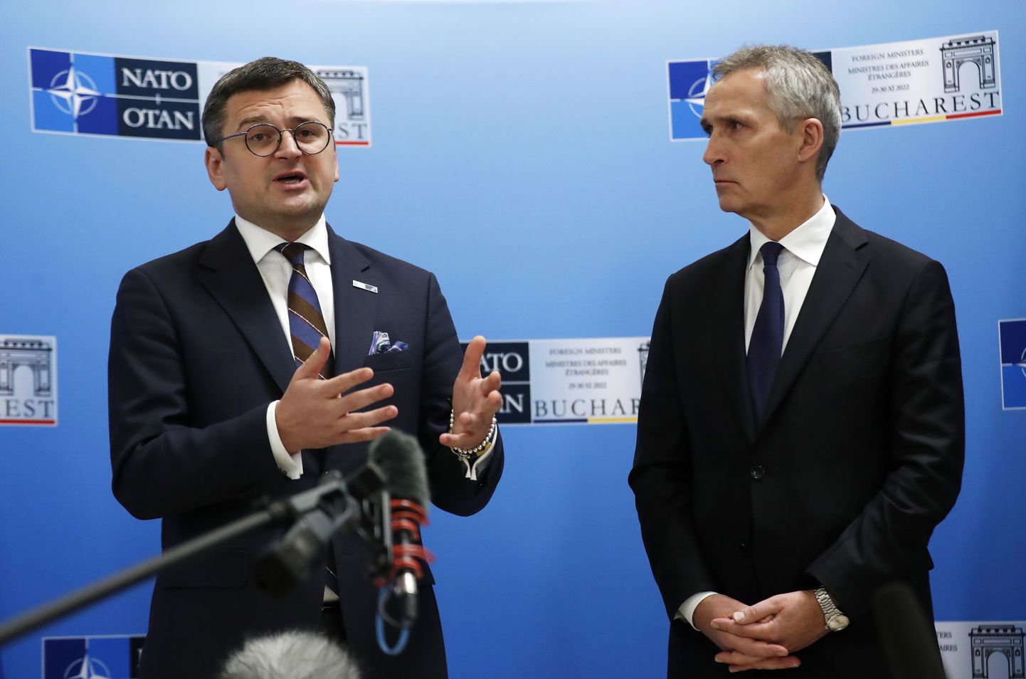 Ukraina välisminister Dmõtro Kuleba ja NATO peasekretär Jens Stoltenberg.