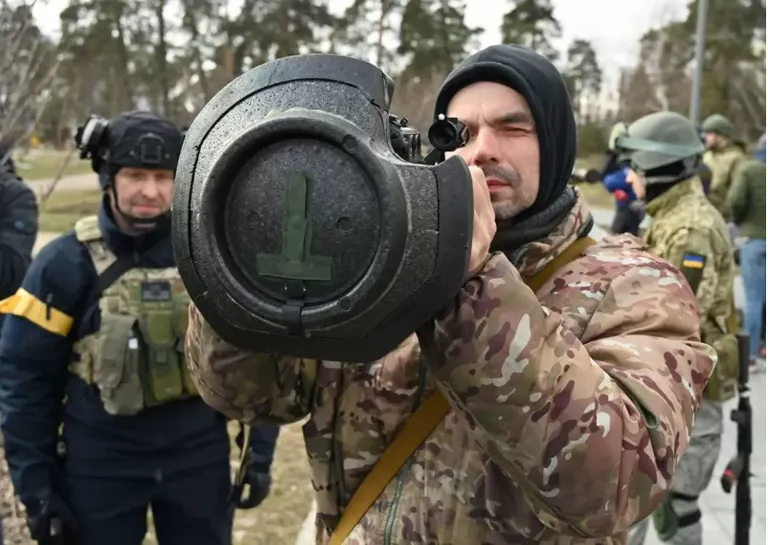Британская помощь начиналась с противотанковых систем NLAW, а теперь включает артиллерию, беспилотники и радары