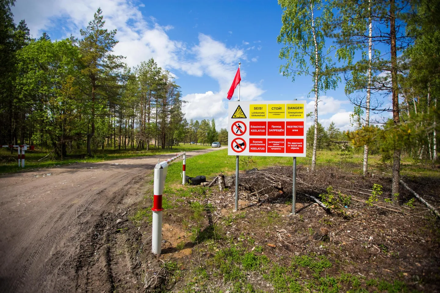 Välja pandud tõkkepuu, sildid ja masti tõmmatud punane lipp annavad märku, et toimub väljaõpe koos laskmisega ning kõrvalistel isikutel on alal viibida ohtlik.