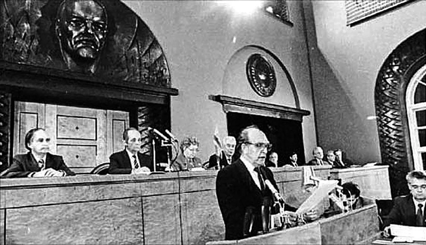 Ülemnõukogus luges iseseisvusdeklaratsiooni Lenini pilgu all ette Eesti NSV välisminister Arnold Green.