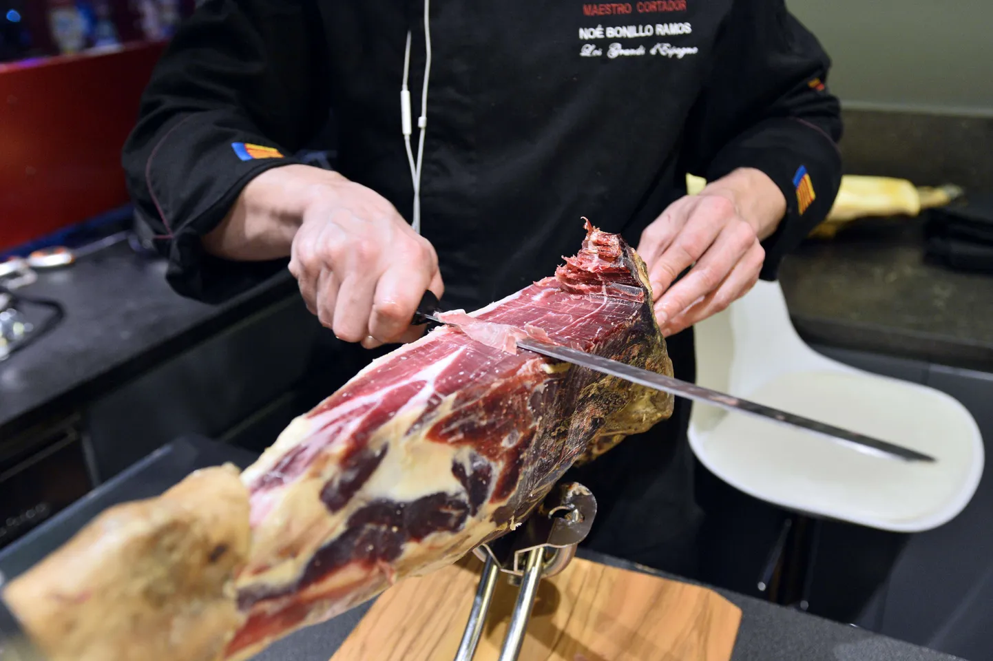 Cortador ibeeria sinki lõikamas