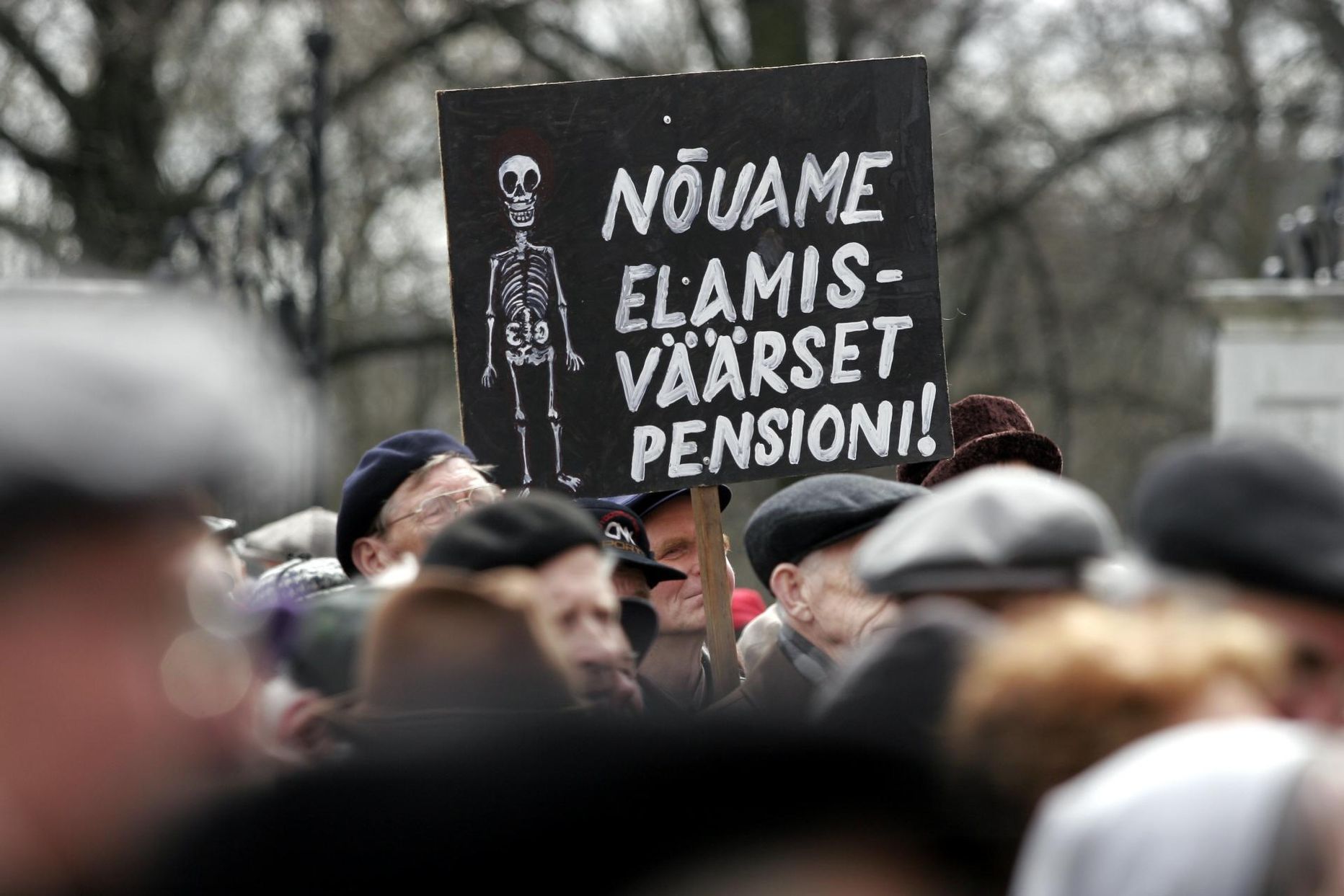 Elamisväärset pensioni nõudnud meeleavaldus Toompeal (2005).