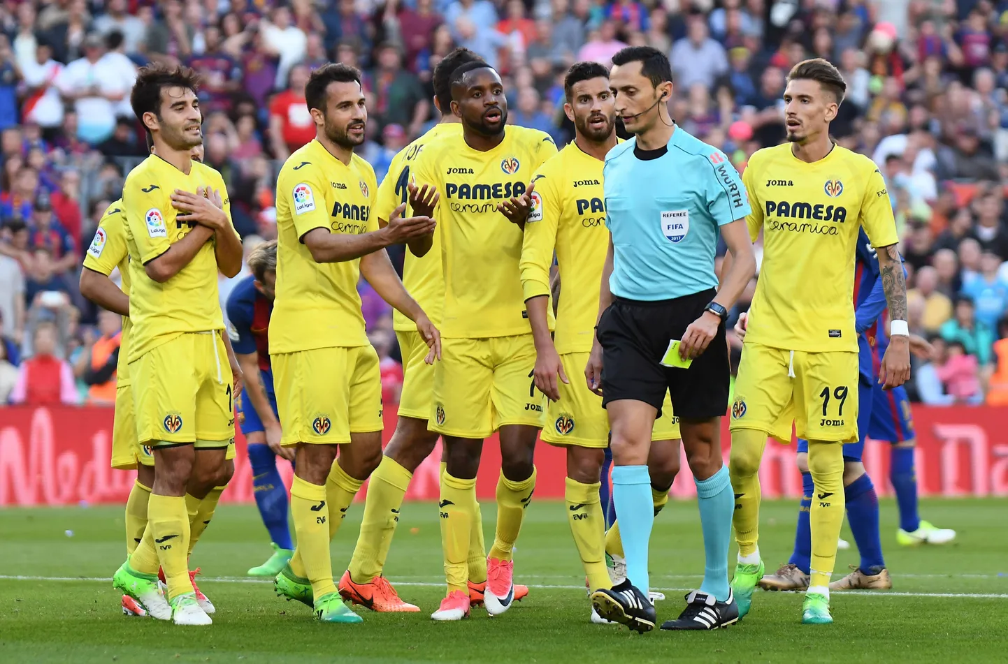 Villareali mängijad Jose Sancheziga vaidlemas.