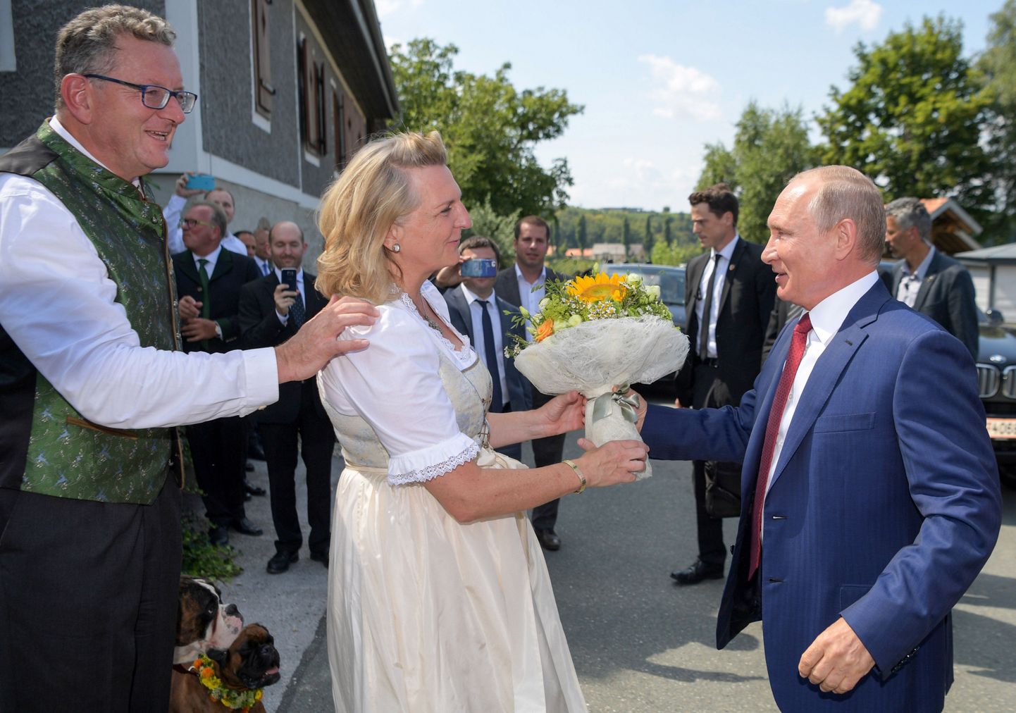 Kārina Kneisla savās kāzās pieņem ziedus no Vladimira Putina