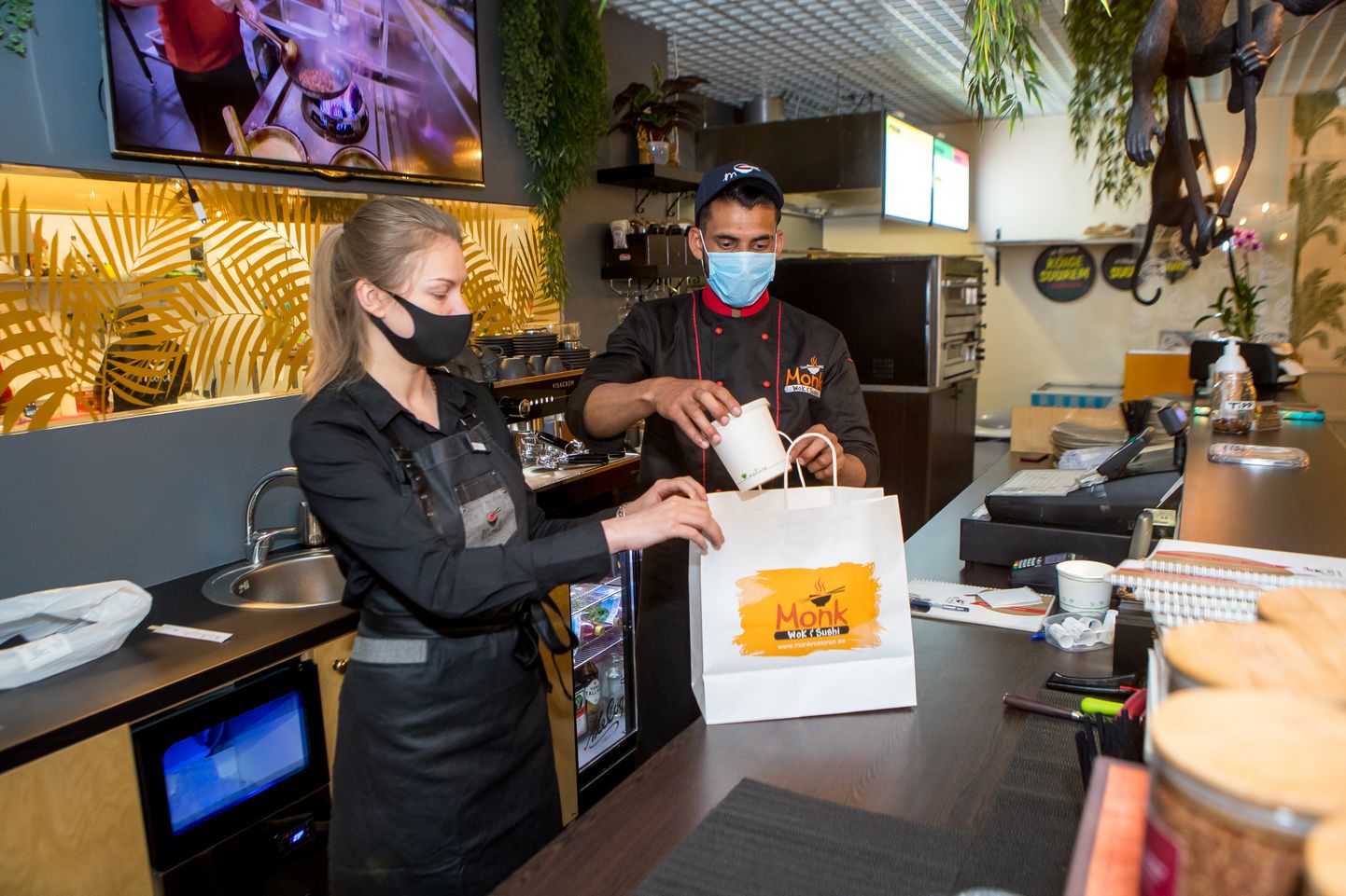 KARMIMATE PIIRANGUTE EEL: Restorani Monk klienditeenindaja Kristi Teras ja kokk Sameer Khan saavad edaspidi klientidele kohapeal toitu pakkuda vaid argipäeviti.