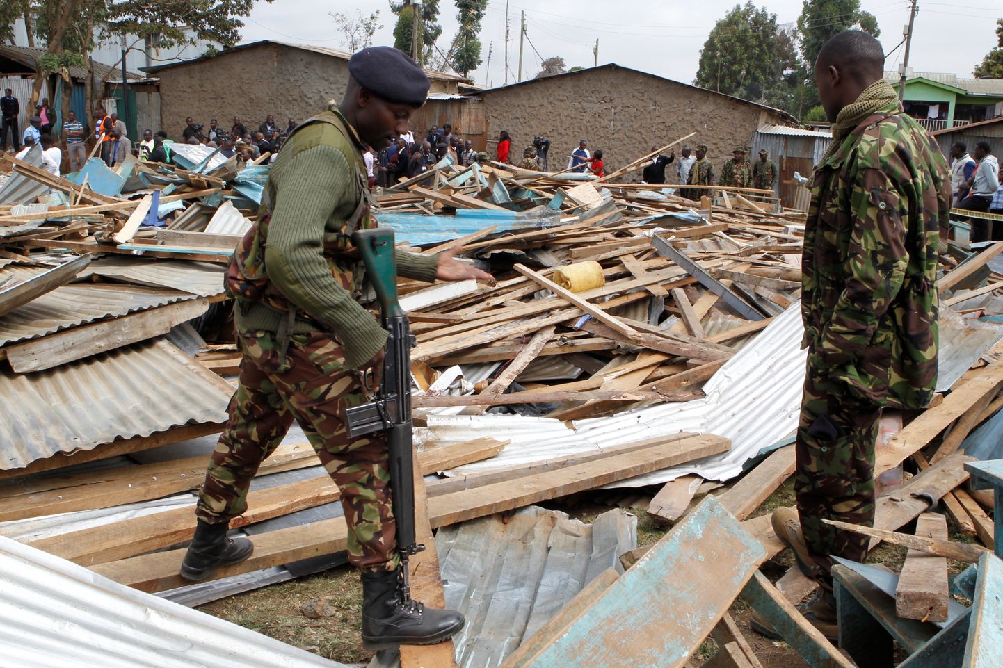 Politseinikud keset Nairobis kokku varisenud kooli klassiruumi rususid.