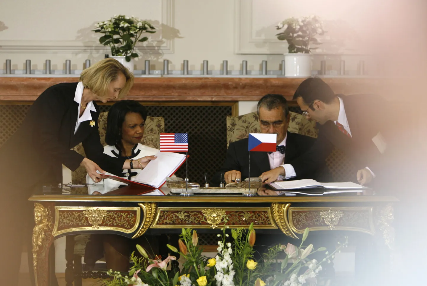 USA riigisekretär Condoleezza Rice ja Tšehhi välisminister Karel Schwarzenberg kirjutamas alla kaitselepingule, mis võimaldab ameeriklastel hakata ehitama uut radarijaama.