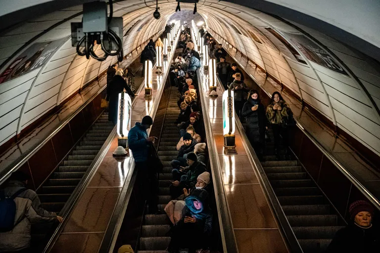 Жители Киева в метро во время воздушной тревоги.