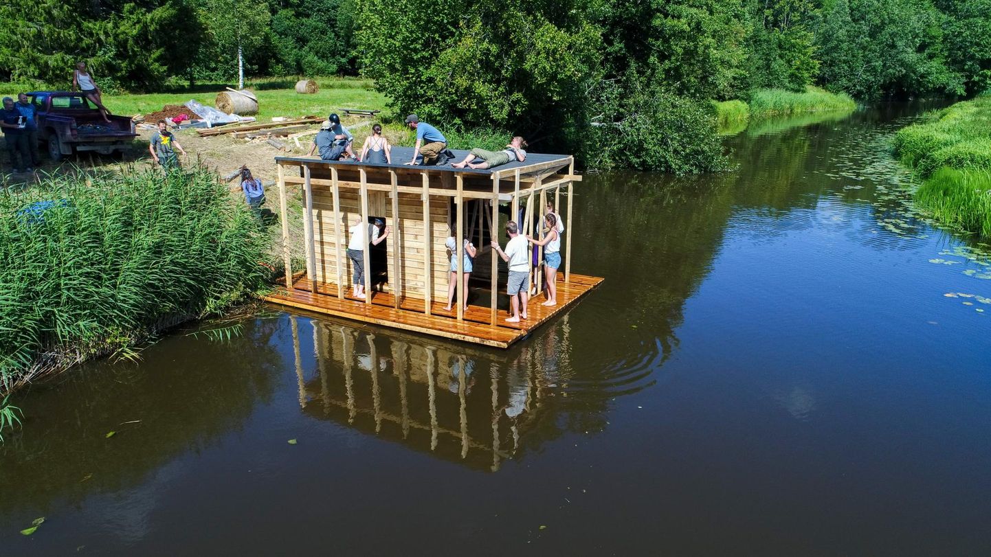 Tudengid ehitavad eelmise aasta suvekoolis valminud ujuvsaunale omapärase puidust silla, mis pakub vajadusel teelisele öömaja.