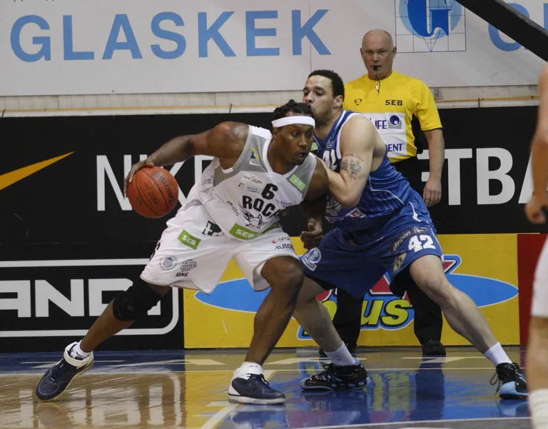 Kevin Lyde (sinises) võitlemas korvi all Tanoka Beardiga.