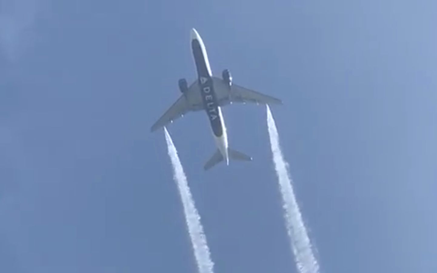 Самолет Delta Airlines избавляется от лишнего топлива во время экстренной посадки.