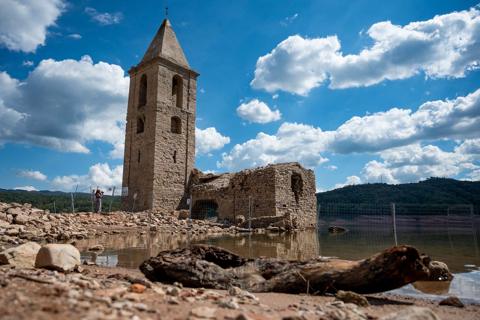 23. augustil tehtud foto Sau soost ja Kataloonias Girona provintsis asuvast Sant Roma de Sau kiriku varemetest. Sau soo on Teri jõe veehoidla, mis tekkis pärast Vilanova de Sau tammi rajamist eelmise sajandi keskel. 
Pärast seda kattis vesi Sant Roma de Sau küla, mille kirik on endiselt nähtav siis, kui veehoidla veetase on madal. Sau soo kirik on maailma vanim vees püstiselt säilinud kirik.
