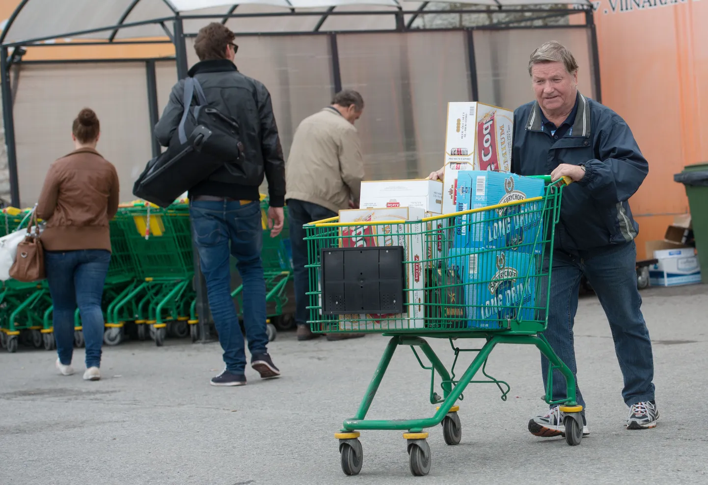 Soome turistid ostavad enne laevaleminekut kastidega alkoholi kaasa.