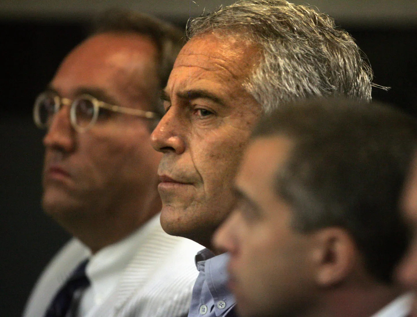 Jeffrey Epstein (keskel) pärast arreteerimist